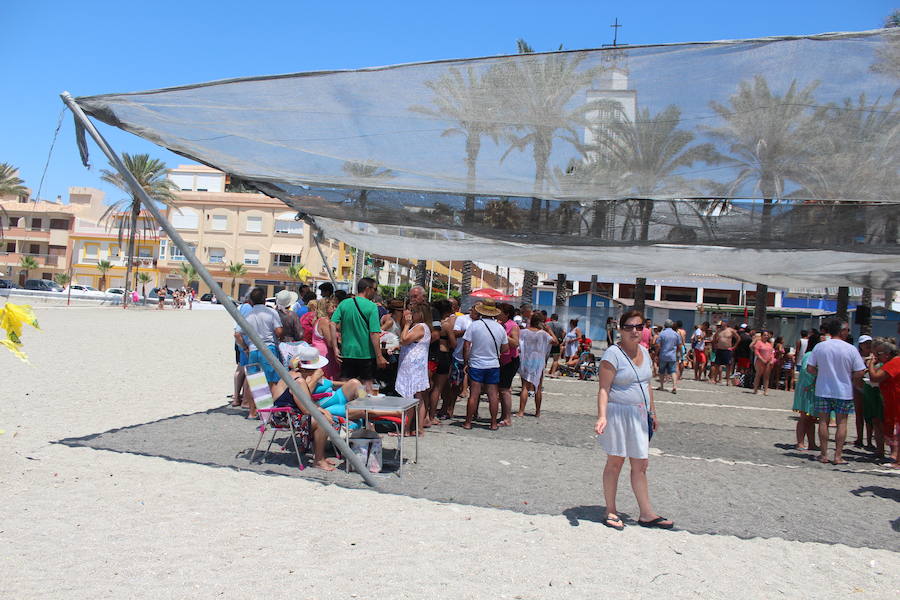 Los vecinos y turistas disfrutan de un dçía de fiesta a pie de playa. Feria de día con tapas, y fiesta de noche con con el rock and roll del grupo Kasia.