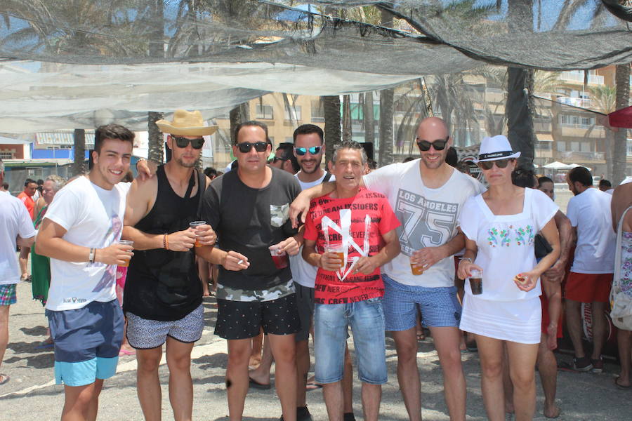 Los vecinos y turistas disfrutan de un dçía de fiesta a pie de playa. Feria de día con tapas, y fiesta de noche con con el rock and roll del grupo Kasia.