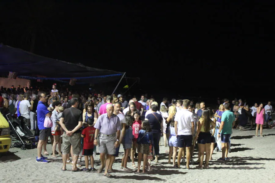 Los vecinos y turistas disfrutan de un dçía de fiesta a pie de playa. Feria de día con tapas, y fiesta de noche con con el rock and roll del grupo Kasia.