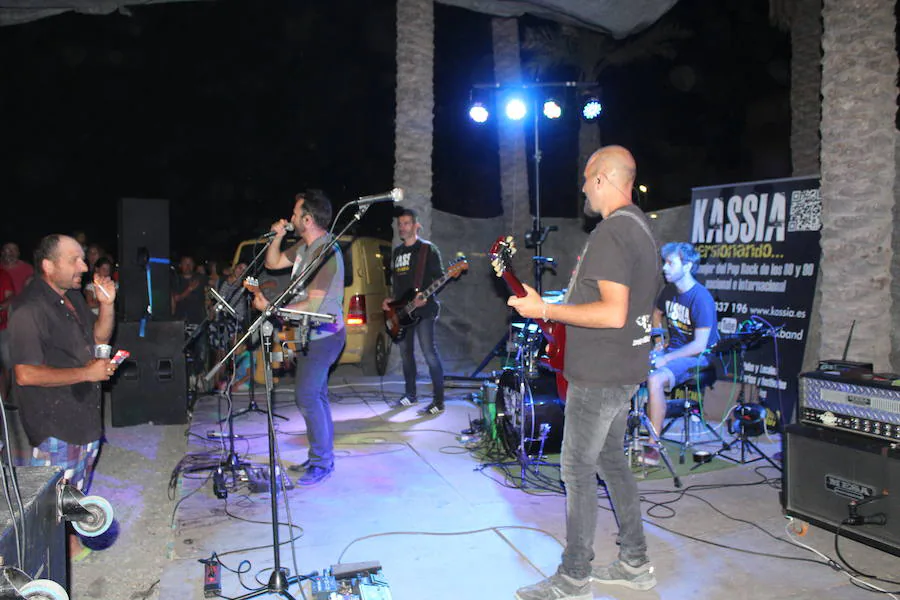 Los vecinos y turistas disfrutan de un dçía de fiesta a pie de playa. Feria de día con tapas, y fiesta de noche con con el rock and roll del grupo Kasia.