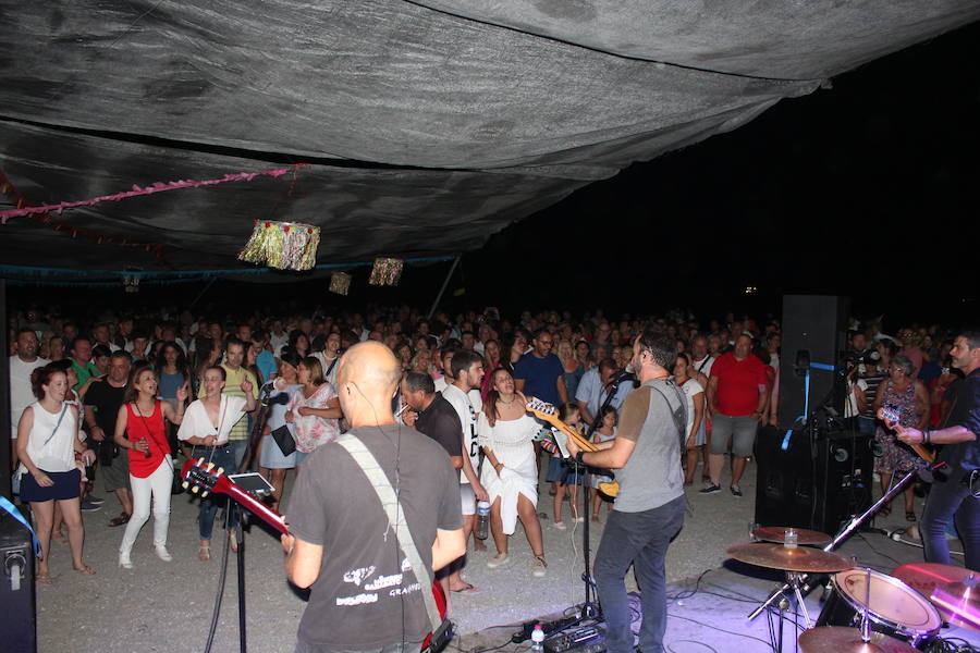 Los vecinos y turistas disfrutan de un dçía de fiesta a pie de playa. Feria de día con tapas, y fiesta de noche con con el rock and roll del grupo Kasia.