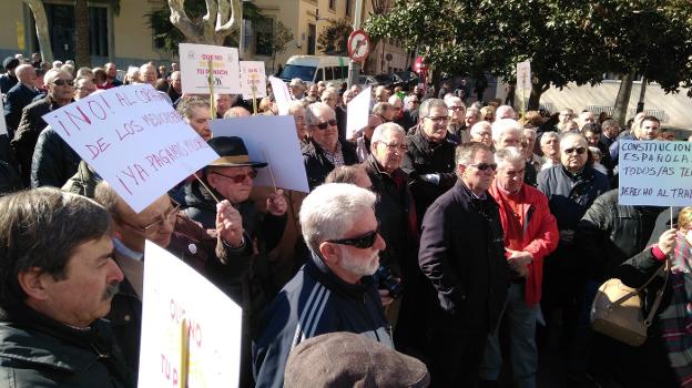 Pensionistas en una de las concentraciones de los últimos tiempos en Jaén pidiendo una subida. 