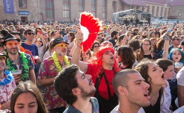 Jóvenes en un festival de música. 