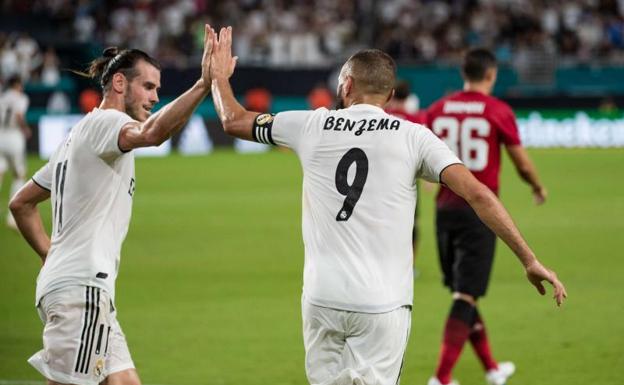 Bale y Benzema celebran el gol del francés al United. 