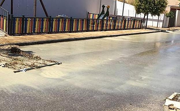 Buscan alternativas tras el reventón de un depósito de agua en La Guardia, que afecta al suministro de 300 hogares