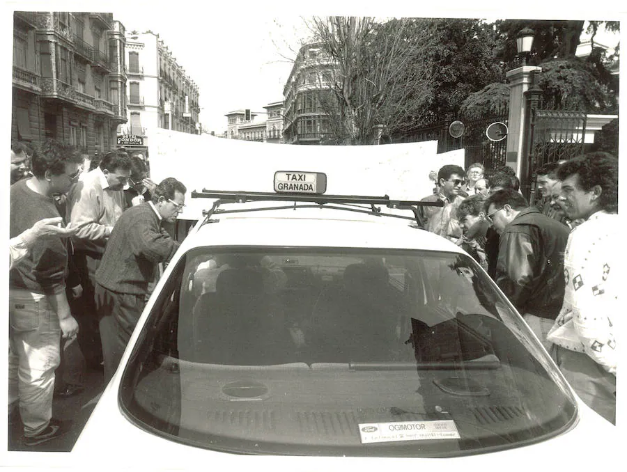 De nuevo la falta de seguridad llevó a los taxistas a la calle. Esta protesta, frente al Gobierno Civil, tuvo lugar tras una semana en la que sufrieron 15 atracos. Marzo de 1993