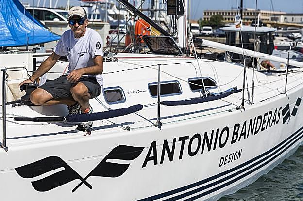 Javier Banderas a bordo de su embarcación, amarrada en un pantalán del Real Club Náutico de Palma. :: r. c.