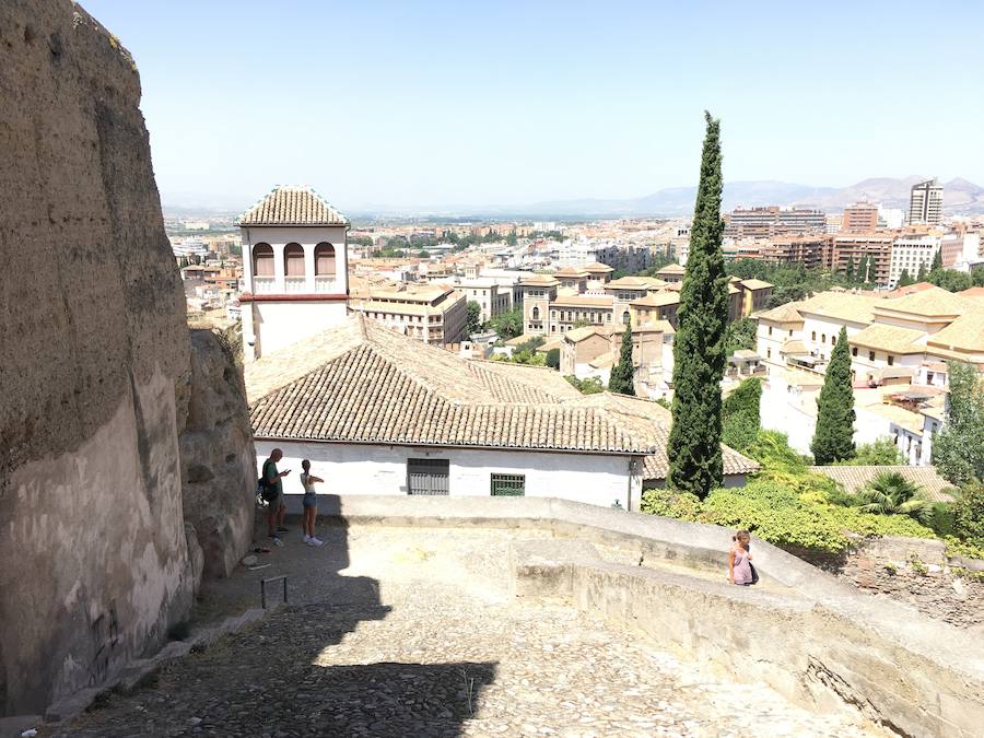 Las pintadas siguen ensuciando el barrio, pese a la disminución tras la puesta en funcionamiento de las cámaras de vigilancia. Los botellones ensucian algunos de los 'ángulos muertos' de este sistema.