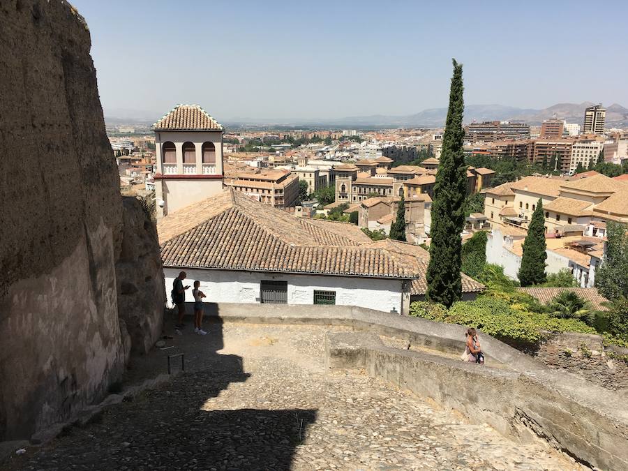 Las pintadas siguen ensuciando el barrio, pese a la disminución tras la puesta en funcionamiento de las cámaras de vigilancia. Los botellones ensucian algunos de los 'ángulos muertos' de este sistema.