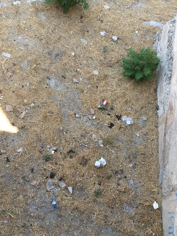 Las pintadas siguen ensuciando el barrio, pese a la disminución tras la puesta en funcionamiento de las cámaras de vigilancia. Los botellones ensucian algunos de los 'ángulos muertos' de este sistema.