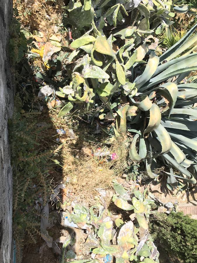 Las pintadas siguen ensuciando el barrio, pese a la disminución tras la puesta en funcionamiento de las cámaras de vigilancia. Los botellones ensucian algunos de los 'ángulos muertos' de este sistema.