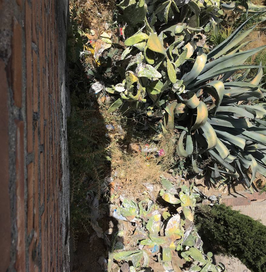 Las pintadas siguen ensuciando el barrio, pese a la disminución tras la puesta en funcionamiento de las cámaras de vigilancia. Los botellones ensucian algunos de los 'ángulos muertos' de este sistema.