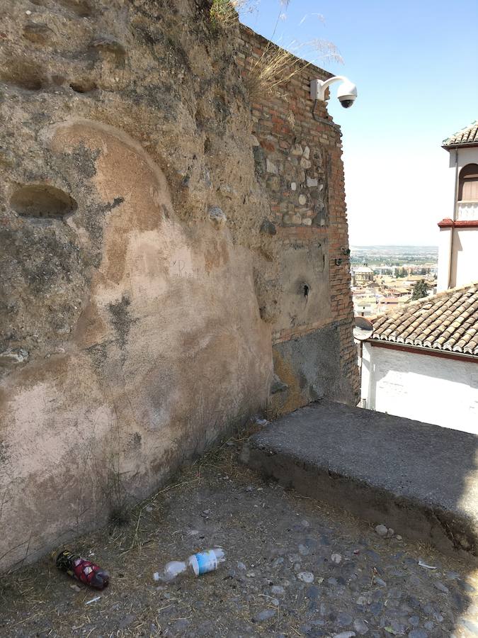 Las pintadas siguen ensuciando el barrio, pese a la disminución tras la puesta en funcionamiento de las cámaras de vigilancia. Los botellones ensucian algunos de los 'ángulos muertos' de este sistema.