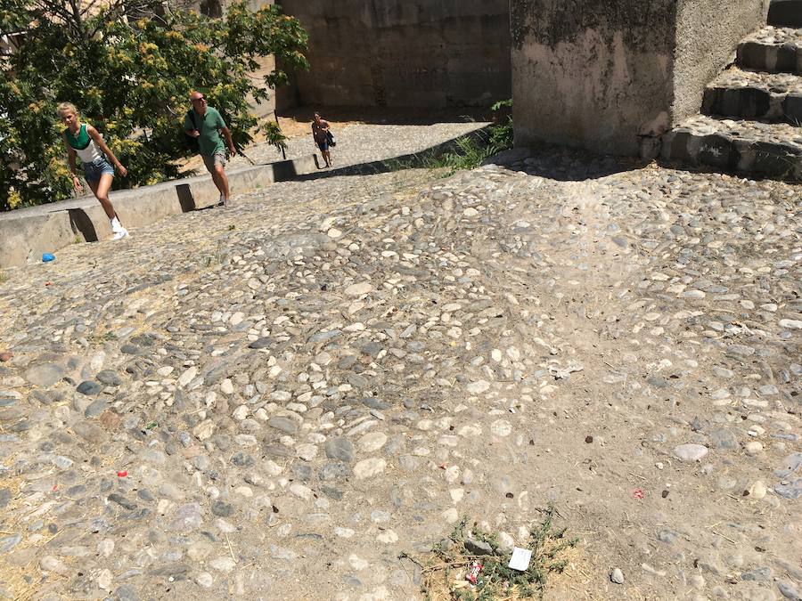 Las pintadas siguen ensuciando el barrio, pese a la disminución tras la puesta en funcionamiento de las cámaras de vigilancia. Los botellones ensucian algunos de los 'ángulos muertos' de este sistema.