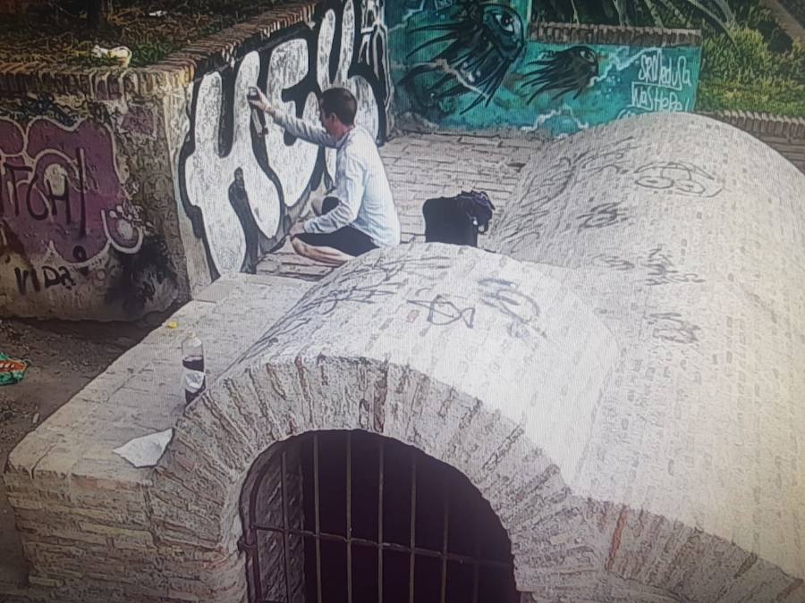 Un grafitero fue 'cazado' por la Policía Local pintando sobre el aljibe del Zenete.