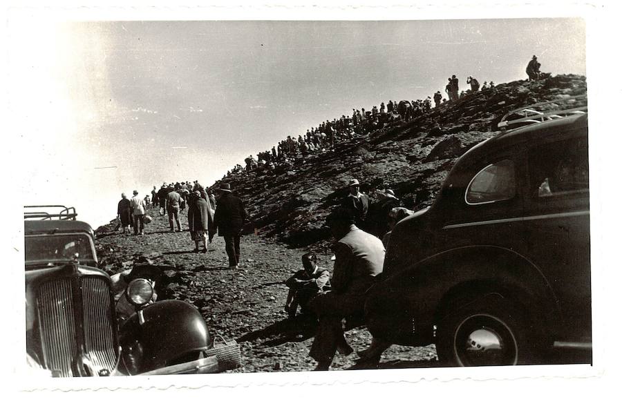 Peregrinos suben en coche al Veleta en el año 1954