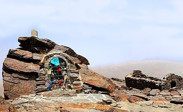 La cumbre del Mulhacén y a la derecha los restos de la cosntrucción para la expedición científica del Enlace geodésico Sierra Nevada y el Atlas, de 1913 