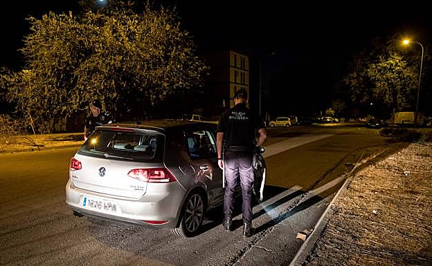 Imagen principal - Detención del vehículo y objeto incautado.