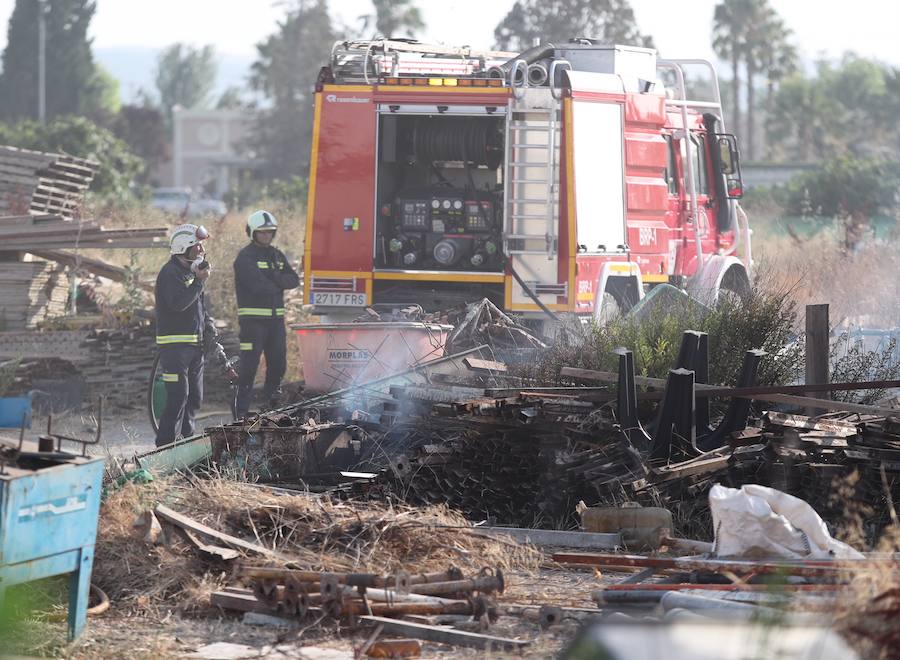 El incendio se ha originado durante la tarde de este sábado en una parcela de Santa Fe