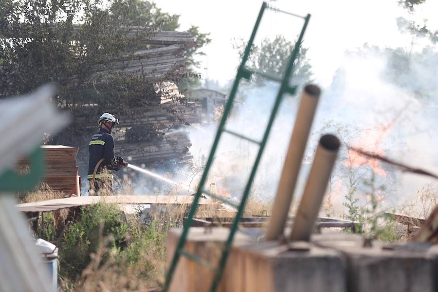 El incendio se ha originado durante la tarde de este sábado en una parcela de Santa Fe