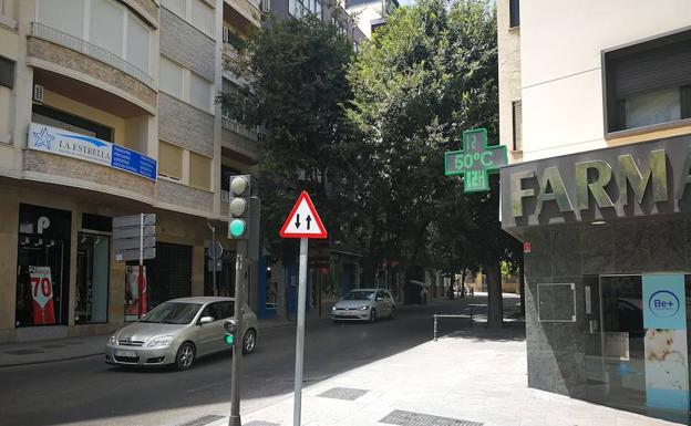 El termómetro de la farmacia del Paseo de la Estación marcaba ayer 50 grados.