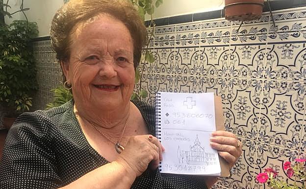 Encarna Alés, vecina de Linares, muestra la agenda que ha elaborado con su nieto.
