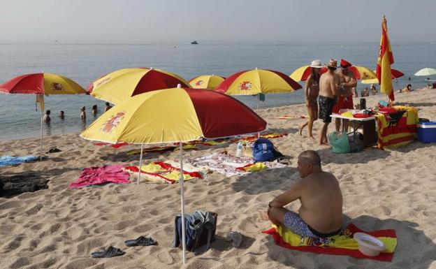 Sombrillas con los colores de la bandera de España en la playa de Arenys de Mar (Barcelona).