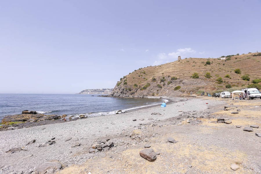 Barranco de Enmedio forma parte de una de las calas menos frecuentadas del municipio de Almuñécar, debido a la díficultad para acceder a ella. Sin embargo, forma parte del ídilico paisaje de playas vírgenes de la Costa Tropical, pues pocos son los servicios que hay en ella. Tiene una longitud aproximada de 160 metros por 30 metros de ancho, y está compuesta por arena, grava y rocas oscuras