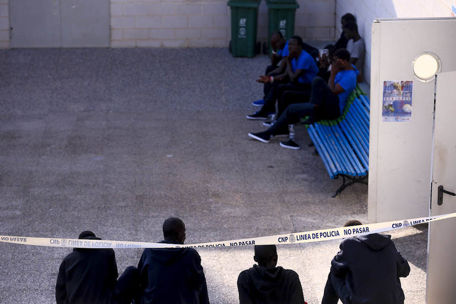 La llegada de inmigrantes a la costa granadina no cesa. Cerca de doscientos subsaharianos fueron trasladados ayer al puerto de Motril tras rescatar cinco embarcaciones en aguas del mar de Alborán