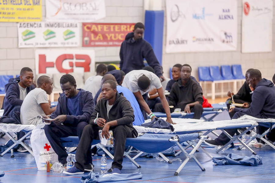 La llegada de inmigrantes a la costa granadina no cesa. Cerca de doscientos subsaharianos fueron trasladados ayer al puerto de Motril tras rescatar cinco embarcaciones en aguas del mar de Alborán