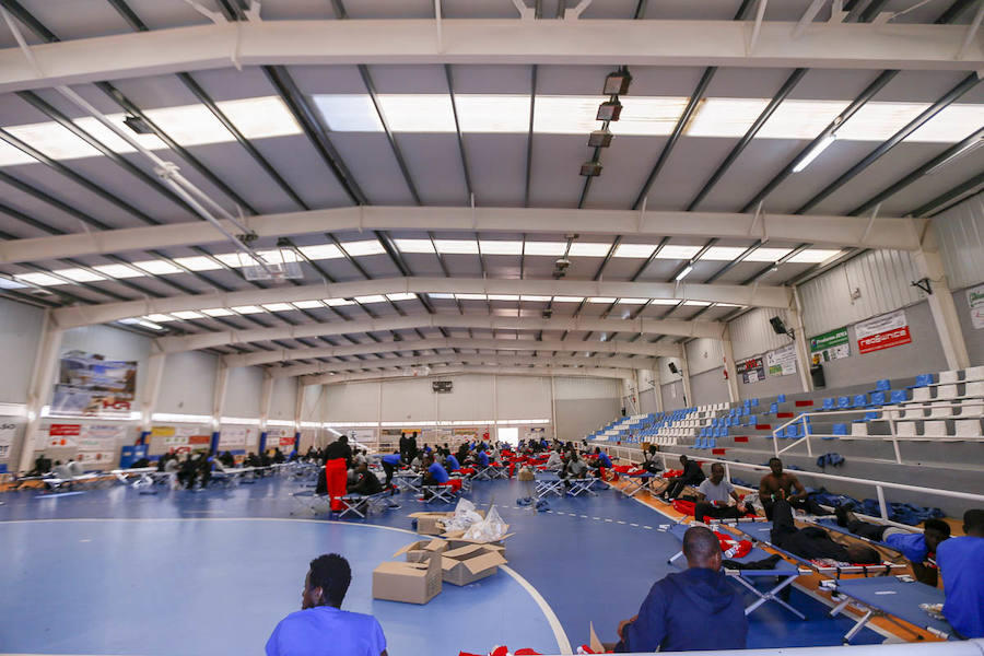 La llegada de inmigrantes a la costa granadina no cesa. Cerca de doscientos subsaharianos fueron trasladados ayer al puerto de Motril tras rescatar cinco embarcaciones en aguas del mar de Alborán