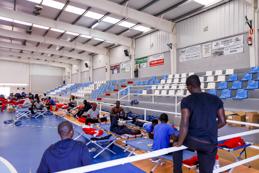 La llegada de inmigrantes a la costa granadina no cesa. Cerca de doscientos subsaharianos fueron trasladados ayer al puerto de Motril tras rescatar cinco embarcaciones en aguas del mar de Alborán