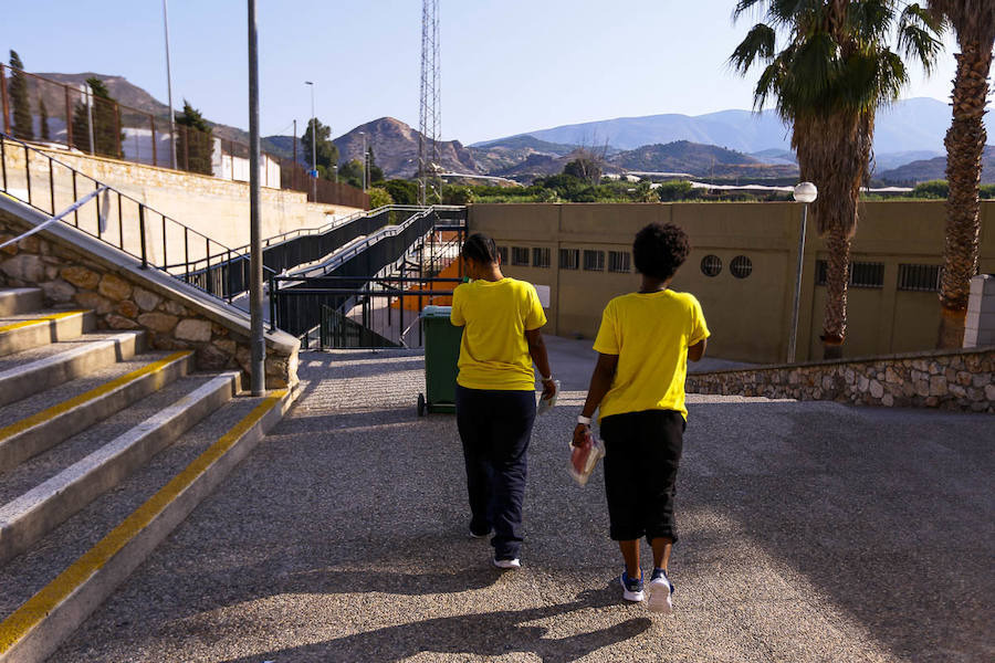 La llegada de inmigrantes a la costa granadina no cesa. Cerca de doscientos subsaharianos fueron trasladados ayer al puerto de Motril tras rescatar cinco embarcaciones en aguas del mar de Alborán