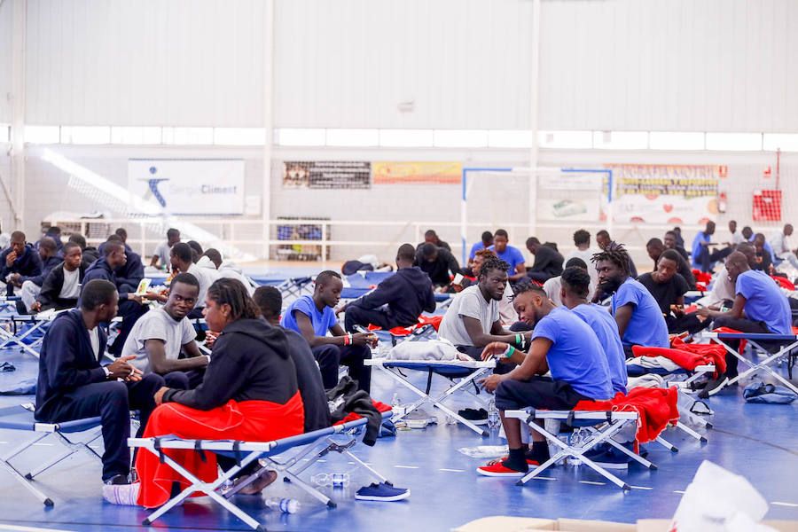 La llegada de inmigrantes a la costa granadina no cesa. Cerca de doscientos subsaharianos fueron trasladados ayer al puerto de Motril tras rescatar cinco embarcaciones en aguas del mar de Alborán