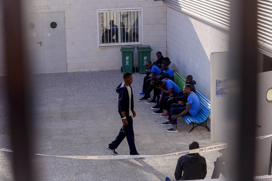 La llegada de inmigrantes a la costa granadina no cesa. Cerca de doscientos subsaharianos fueron trasladados ayer al puerto de Motril tras rescatar cinco embarcaciones en aguas del mar de Alborán