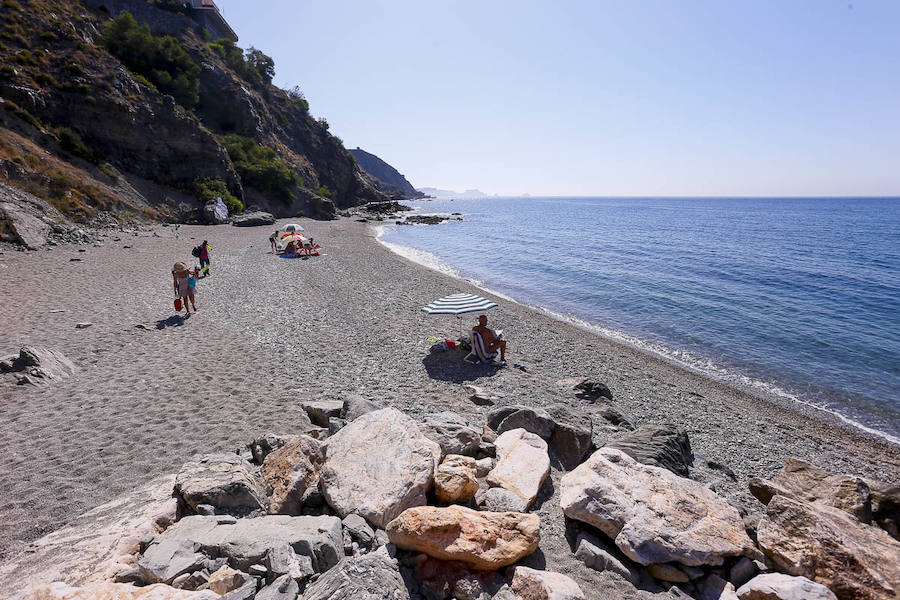 Esta pequeña cala nudista es una de las más pequeñas de la costa pero la tranquilidad y su entorno natural la convierten en una de las playas con más encanto