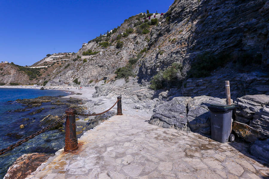 Esta pequeña cala nudista es una de las más pequeñas de la costa pero la tranquilidad y su entorno natural la convierten en una de las playas con más encanto