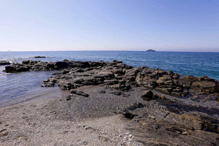 Esta pequeña cala nudista es una de las más pequeñas de la costa pero la tranquilidad y su entorno natural la convierten en una de las playas con más encanto