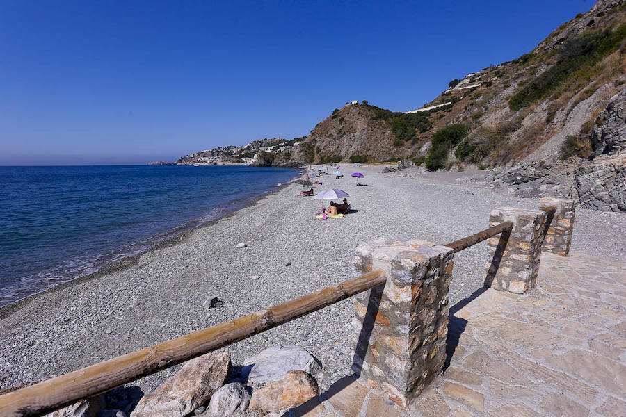 Esta pequeña cala nudista es una de las más pequeñas de la costa pero la tranquilidad y su entorno natural la convierten en una de las playas con más encanto