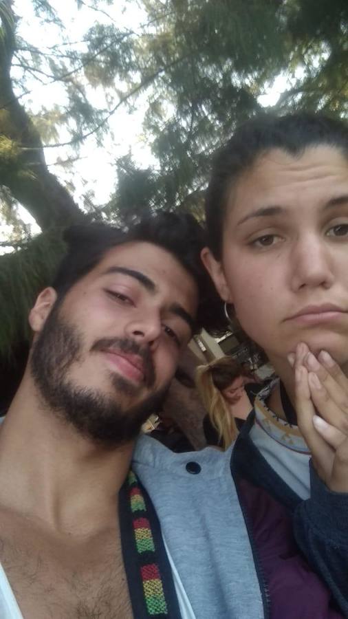 El joven granadino y su amiga tras los temblores.