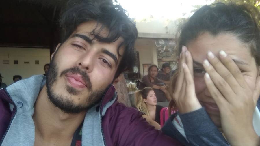 El joven granadino y su amiga tras los temblores.