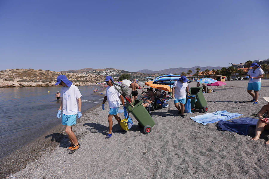 Este novedoso sistema, que tiene menos coste y resulta más efectivo, está implicando a los usuarios de la playa que ayudan a estos trabajadores 