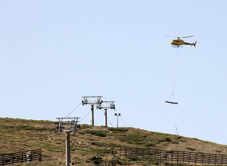 Instación de los balancines de las pilonas del telesilla Antonio Jara 