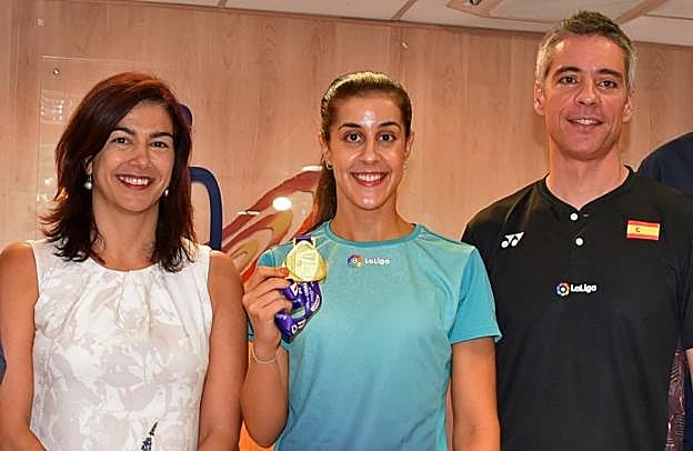María José Rienda junto a Carolina Marín y Fernando Rivas durante el acto de recibimiento. 