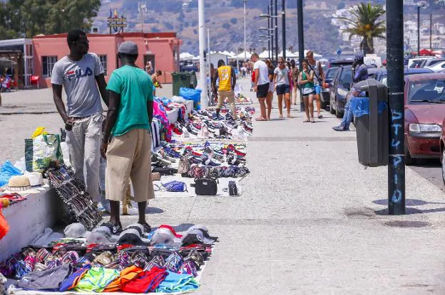 La presencia del 'top manta' aumenta en verano en toda la Costa Tropical. 