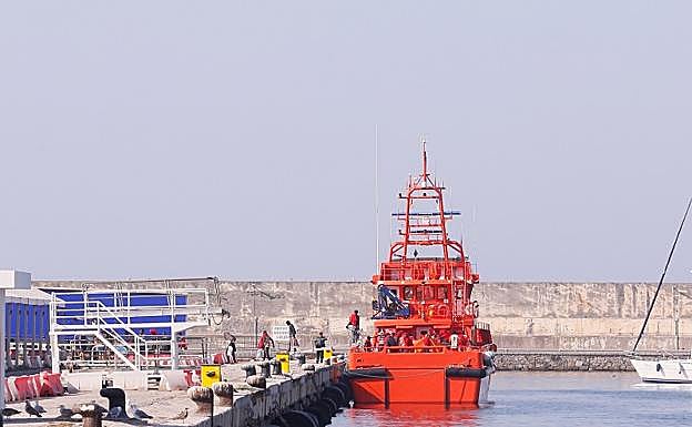 Los inmigrantes han sido sacados del barco para llevarlos al pabellón. 
