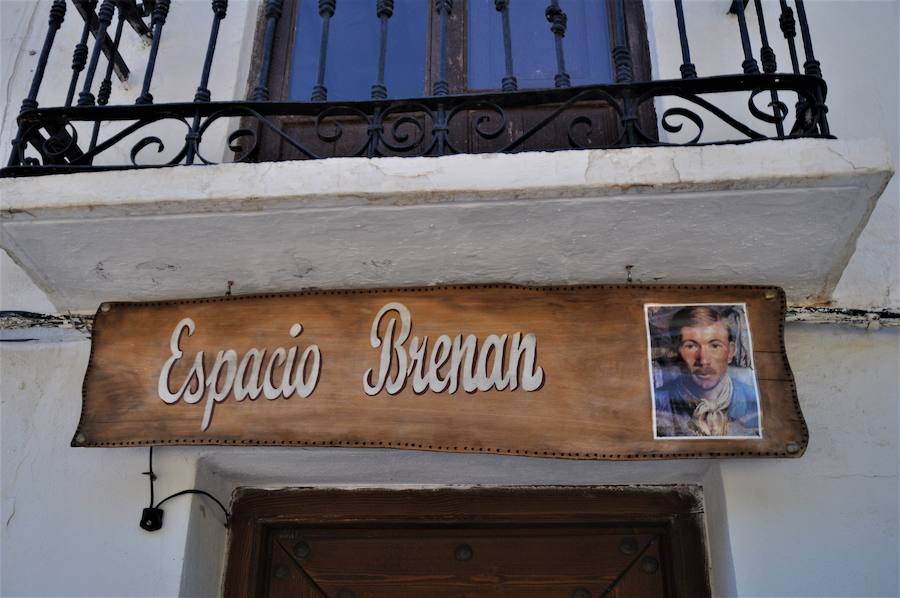 El escritor e hispanista inglés Gerald Brenan y el fotógrafo Vagn Hansen, más conocido por 'Juan el Dinamarca', dejaron huella en Yegen en distintas épocas: el primero a través de su famoso libro 'Al Sur de Granada', y el segundo con la donación de centenares de instantáneas de incalculable valor relacionadas con esta localidad alpujarreña 