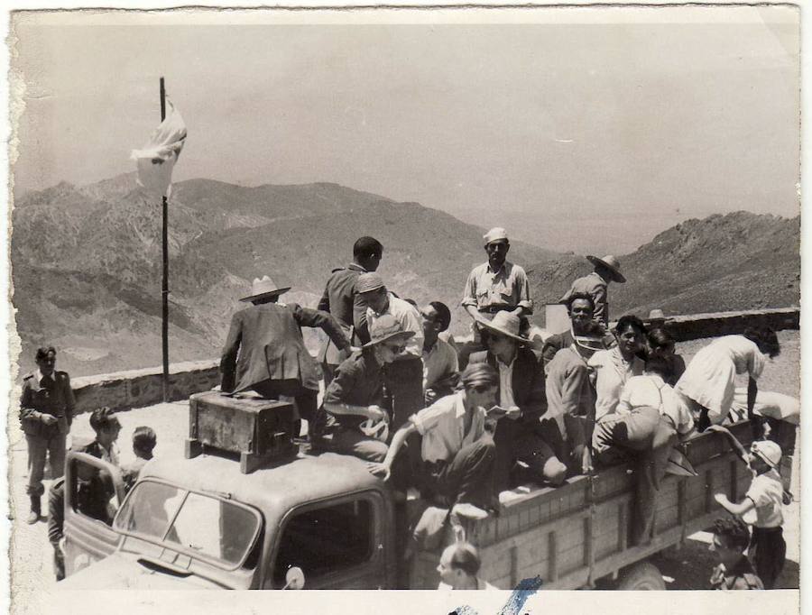 Excursionistas bajan del camión que les ha subido a Sierra Nevada. Esta fotografía es de 1948