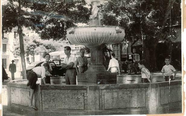 Chaveas refrescándose en la fuente de la plaza del Campillo 