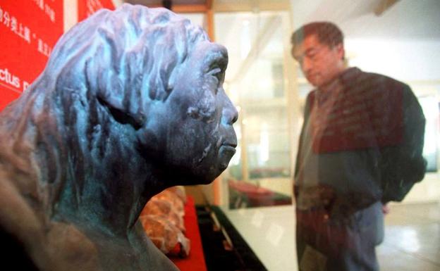 Visitante observa un modelo de homo erectus pekinensis. 